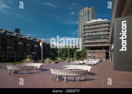 Courtyard Landscape Concrete aus den 1960er Jahren brutalistischer Architektur Barbican Estate von Chamberlin Powell und Bon Architects Ove Arup in Silk Street, London Stockfoto