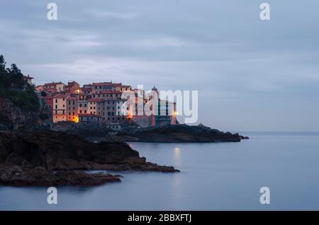 Sehen Sie sich die blaue Stunde in Tellaro an, einer kleinen Stadt neben dem weltberühmten Cinque Terre Park. Stockfoto