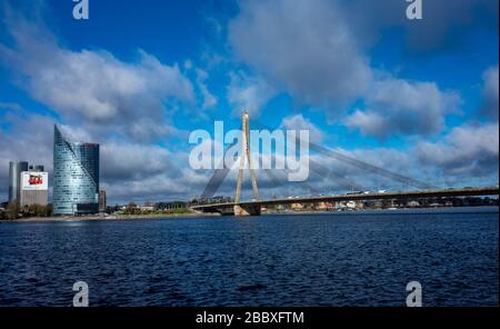 April 2018 Riga, Lettland. Kabelbrücke über den Fluss Daugava in Riga. Stockfoto