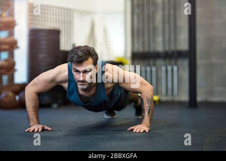 Mann, trainieren Sie im Fitness-Studio Stockfoto