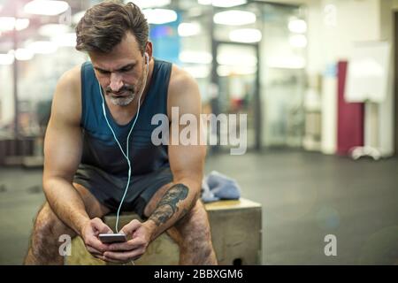 Mann, trainieren Sie im Fitness-Studio Stockfoto