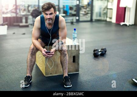 Mann, trainieren Sie im Fitness-Studio Stockfoto