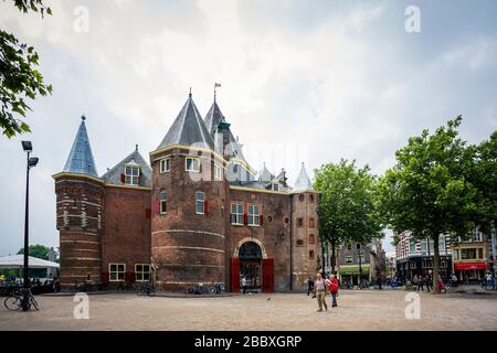 De Waag ein berühmtes Amsterdamer Restaurant und Café an einem bewölkten Tag. Stockfoto