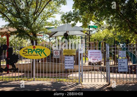 Houston, Texas, USA. April 2020. Huckleberry Park bis auf weiteres geschlossen. In Übereinstimmung mit Harris County's Stay Home, Work Safe Order, Â haben alle Parks bis zum 30. April 2020 geschlossen, um die Verbreitung von COVID-19 zu bekämpfen. Gutschrift: Lynn Pennington/ZUMA Wire/Alamy Live News Stockfoto