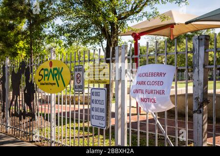 Houston, Texas, USA. April 2020. Huckleberry Park bis auf weiteres geschlossen. In Übereinstimmung mit Harris County's Stay Home, Work Safe Order, Â haben alle Parks bis zum 30. April 2020 geschlossen, um die Verbreitung von COVID-19 zu bekämpfen. Gutschrift: Lynn Pennington/ZUMA Wire/Alamy Live News Stockfoto