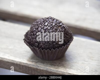 Brigadeiro - Brasilianisches Süßes aus Kondensmilch und Schokolade Stockfoto