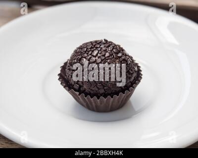 Brigadeiro - Brasilianisches Süßes aus Kondensmilch und Schokolade Stockfoto