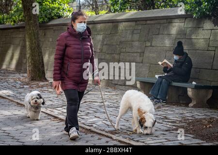 New York, USA. April 2020. Die Menschen tragen Gesichtsmasken und halten soziale Distanzierungen in der Stadt New York während der Coronavirus-Krise aufrecht. Kredit: Enrique Shore/Alamy Live News Stockfoto