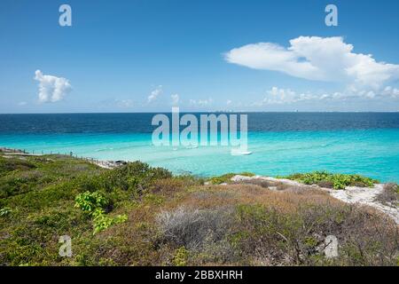 Panoramablick auf die Südspitze in Isla Mujeres Mexiko. Im Hintergrund bummeln das karibische Meer und Touristen. Reise- und Urlaubskonzept Stockfoto