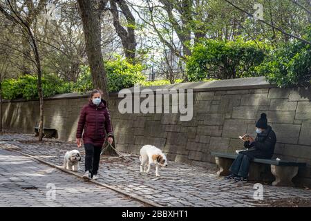 New York, USA, 1. April 2020. Die Menschen tragen Gesichtsmasken und halten soziale Distanzierungen in der Stadt New York während der Coronavirus-Krise aufrecht. Kredit: Enrique S. Stockfoto