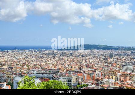 Blick auf Spaniens Barcelona vom Hügel der drei Kreuzungen im Guel Park am Mittelmeer, in der Neustadt und am Berg Montjuic Stockfoto
