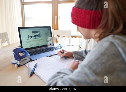 Kaufbeuren, Deutschland, 01. April 2020. Die Schüler lernen zu Hause mit Computer und iphone aufgrund der Corona-Viruserkrankung (COVID-19) am 01. April 2020 in Kaufbeuren, Deutschland Modell veröffentlicht © Peter Schatz / Alamy Live News Stockfoto