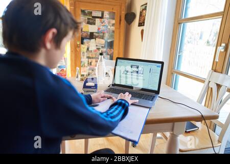 Kaufbeuren, Deutschland, 01. April 2020. Die Schüler lernen zu Hause mit Computer und iphone aufgrund der Corona-Viruserkrankung (COVID-19) am 01. April 2020 in Kaufbeuren, Deutschland Modell veröffentlicht © Peter Schatz / Alamy Live News Stockfoto