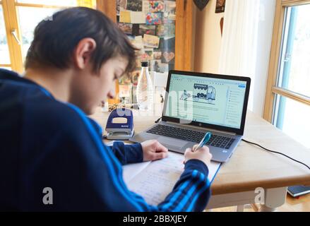 Kaufbeuren, Deutschland, 01. April 2020. Die Schüler lernen zu Hause mit Computer und iphone aufgrund der Corona-Viruserkrankung (COVID-19) am 01. April 2020 in Kaufbeuren, Deutschland Modell veröffentlicht © Peter Schatz / Alamy Live News Stockfoto