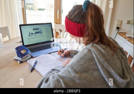 Kaufbeuren, Deutschland, 01. April 2020. Die Schüler lernen zu Hause mit Computer und iphone aufgrund der Corona-Viruserkrankung (COVID-19) am 01. April 2020 in Kaufbeuren, Deutschland Modell veröffentlicht © Peter Schatz / Alamy Live News Stockfoto