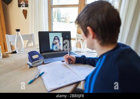 Kaufbeuren, Deutschland, 01. April 2020. Die Schüler lernen zu Hause mit Computer und iphone aufgrund der Corona-Viruserkrankung (COVID-19) am 01. April 2020 in Kaufbeuren, Deutschland Modell veröffentlicht © Peter Schatz / Alamy Live News Stockfoto