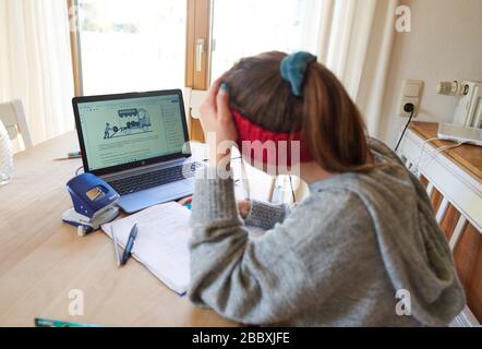 Kaufbeuren, Deutschland, 01. April 2020. Die Schüler lernen zu Hause mit Computer und iphone aufgrund der Corona-Viruserkrankung (COVID-19) am 01. April 2020 in Kaufbeuren, Deutschland Modell veröffentlicht © Peter Schatz / Alamy Live News Stockfoto