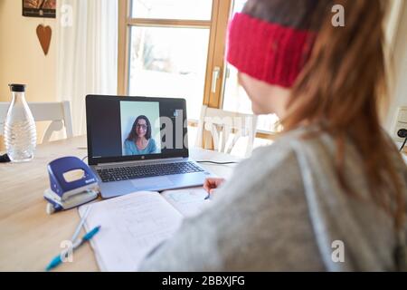 Kaufbeuren, Deutschland, 01. April 2020. Die Schüler lernen zu Hause mit Computer und iphone aufgrund der Corona-Viruserkrankung (COVID-19) am 01. April 2020 in Kaufbeuren, Deutschland Modell veröffentlicht © Peter Schatz / Alamy Live News Stockfoto