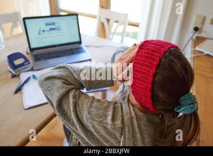 Kaufbeuren, Deutschland, 01. April 2020. Die Schüler lernen zu Hause mit Computer und iphone aufgrund der Corona-Viruserkrankung (COVID-19) am 01. April 2020 in Kaufbeuren, Deutschland Modell veröffentlicht © Peter Schatz / Alamy Live News Stockfoto