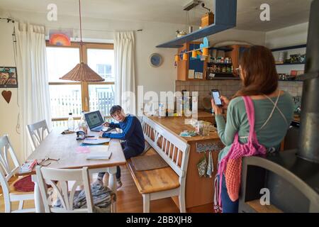 Kaufbeuren, Deutschland, 01. April 2020. Studenten mit Mutter sind frustriert und kämpfen, während sie zu Hause mit Computer und iphone lernen, wegen der Corona-Viruserkrankung (COVID-19) am 01. April 2020 in Kaufbeuren, Deutschland Modell veröffentlicht © Peter Schatz / Alamy Live News Stockfoto