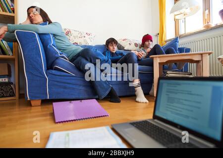 Kaufbeuren, Deutschland, 01. April 2020. Studenten mit Mutter sind frustriert und kämpfen, während sie zu Hause mit Computer und iphone lernen, wegen der Corona-Viruserkrankung (COVID-19) am 01. April 2020 in Kaufbeuren, Deutschland Modell veröffentlicht © Peter Schatz / Alamy Live News Stockfoto