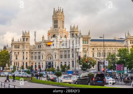 Der Palast Cibeles, offiziell bekannt als Palacio de Comunicaciones, liegt an der Plaza de Cibeles in Madrid, Spanien Stockfoto