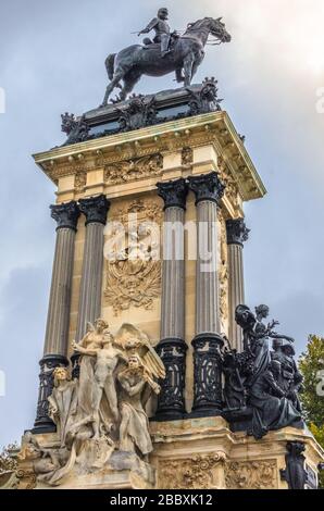 Detail der Reiterskulptur des Königs im Denkmal für Alfonso XII, das sich im Buen Retiro Park (El Retiro), Madrid, Spanien, befindet. Stockfoto