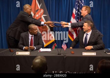Henry Rotich, Kabinettsmitglied des Schatzamtes, Republik Kenia (links) und Kevin McAleenan, amtierender stellvertretender Kommissar für Zoll- und Grenzschutz (rechts) unterzeichnen bei einer Zeremonie in Washington D.C. ein Abkommen über gegenseitige Amtshilfe im Zollwesen Stockfoto