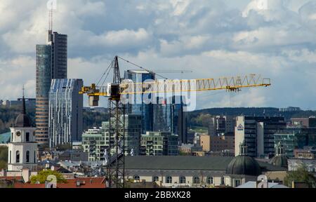 April 2018 Vilnius, Litauen, Baukran auf dem Hintergrund von Wolkenkratzern in Wilna. Stockfoto