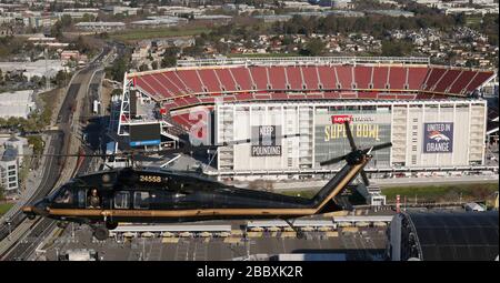 Ein US-amerikanischer Zoll- und Grenzschutzhubschrauber Black Hawk fliegt über das Levi's Stadium, dem Gelände des Super Bowl 50, in Santa Clara, Kalifornien, 1. Februar 2016. Stockfoto