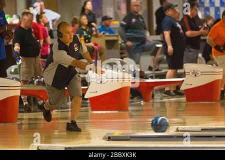 Ein CBP-Offizier aus dem Sumas Washington Port of Entry geht für einen Würger beim Bowlingturnier der Weltpolizei und der Feuerspiele in Sterling Virginia Stockfoto