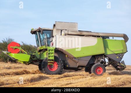 Mähdrescher ernten reifen Weizen. Landwirtschaft . Stockfoto