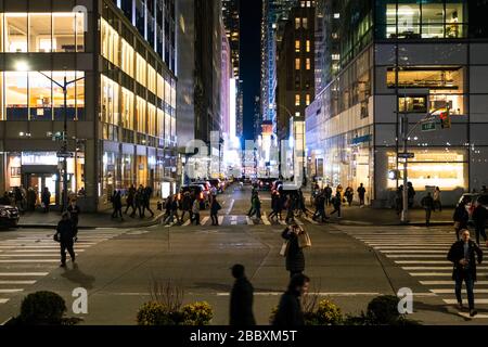 New York City Straße in Manhattan. Nicht identifizierte Personen auf der Straße. Urbaner Großstadtleben Konzept Hintergrund. NEW YORK, USA Stockfoto