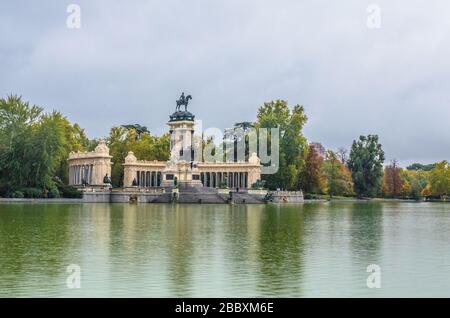 Denkmal für König Alfonso, mit halbrunden Kolonnaden und einem Reiterstandbild des Monarchen auf der Spitze eines hohen Mittelkerns Stockfoto