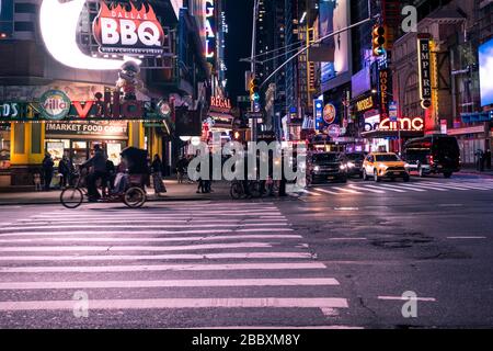 New York City Straße in Manhattan. Nicht identifizierte Personen auf der Straße. Urbaner Großstadtleben Konzept Hintergrund. NEW YORK, USA Stockfoto