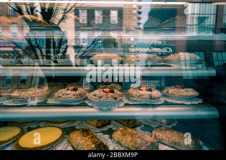 Moderne Bäckerei mit verschiedenen Brotsorten, Kuchen und Brötchen, Brooklyn, NY Stockfoto