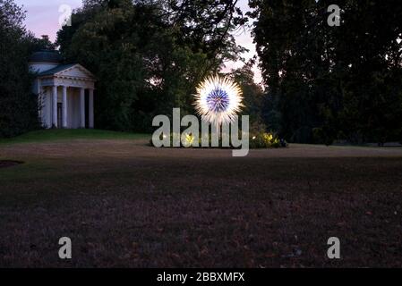 Sapphire Star Dale Chihuly Nights Reflections on Nature Colorful Bright Display Event Winter 2019 in Kew Gardens, Richmond, London Stockfoto