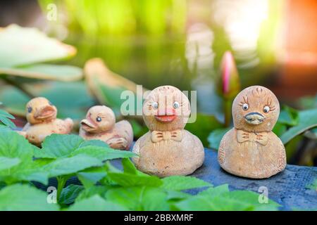 Dekorative Puppen aus Duckenfamilie aus Ton im Hinterhof. Stockfoto