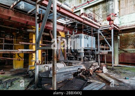 Alte rostige Industrietanks, die durch Rohre verbunden sind, die mit Ventilen in der verlassenen chemischen Fabrik verbunden sind. Stockfoto