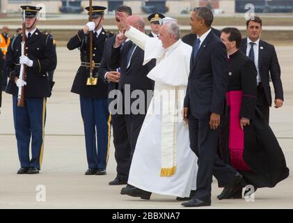 Der Papst kommt auf dem Joint Base Andrews in der Nähe von Washington D.C. an und winkt lokalen Studenten mit Präsident Obama, als er seine Tour durch drei Städte in den Vereinigten Staaten beginnt. Stockfoto