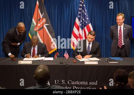 Henry Rotich, Kabinettsmitglied des Schatzamtes, Republik Kenia (links) und Kevin McAleenan, amtierender stellvertretender Kommissar für Zoll- und Grenzschutz (rechts) unterzeichnen bei einer Zeremonie in Washington D.C. ein Abkommen über gegenseitige Amtshilfe im Zollwesen Stockfoto