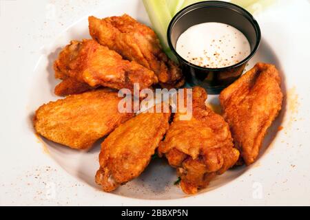 Hühnerflügel mit Bleichkäse und Selleriestangen von James D Coppinger/Dembinsky Photo Assoc Stockfoto