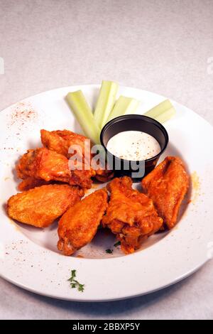 Hühnerflügel mit Bleichkäse und Selleriestangen von James D Coppinger/Dembinsky Photo Assoc Stockfoto