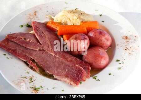 Platte aus Rind und Kohl mit Kartoffeln und Karotten, von James D Coppinger/Dembinsky Photo Assoc Stockfoto