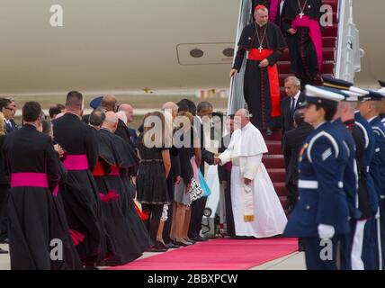 Der Papst kommt auf der Joint Base Andrews an und schüttelt mit Präsident Obama die Hände, als er seine Tour durch drei Städte in den Vereinigten Staaten beginnt. Stockfoto