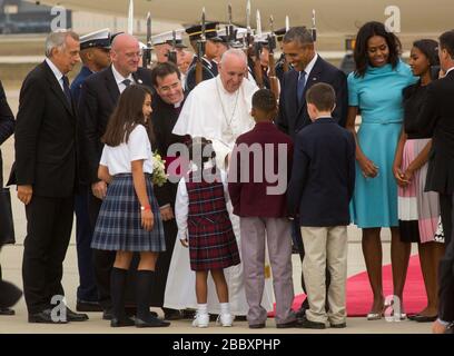 Der Papst kommt auf dem Joint Base Andrews in der Nähe von Washington D.C. an und trifft mit Präsident Obama mit Schulkindern zusammen, die ihm Blumen präsentieren, als er seine Tour durch drei Städte in den Vereinigten Staaten beginnt. Stockfoto