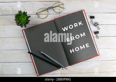 Covid 19 arbeitet zu Hause. Pandemie-Covid-19-Coronavirus-Quarantänekonzept. Mockup-Notebook für Covid19. Soziale Distanzierung Mitarbeiter arbeiten zu Hause Stockfoto