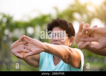 Ein glückliches älteres Paar asiatischer alter Mann und Frau, die im Sommer in der Nähe von Berg und See während Sonnenaufgang oder Sonnenuntergang stehen. Senior Healthcare and Relationship Stockfoto