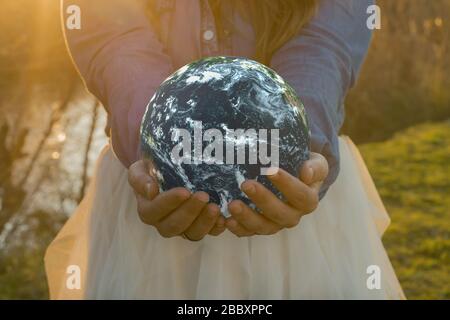 Menschliche Hände halten den Planeten Erde. Elemente dieses Bildes werden von der NASA eingerichtet Stockfoto