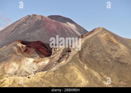 Mount Ngauruhoe und der Rote Krater auf der Tongariro-Kreuzung, Neuseeland Stockfoto